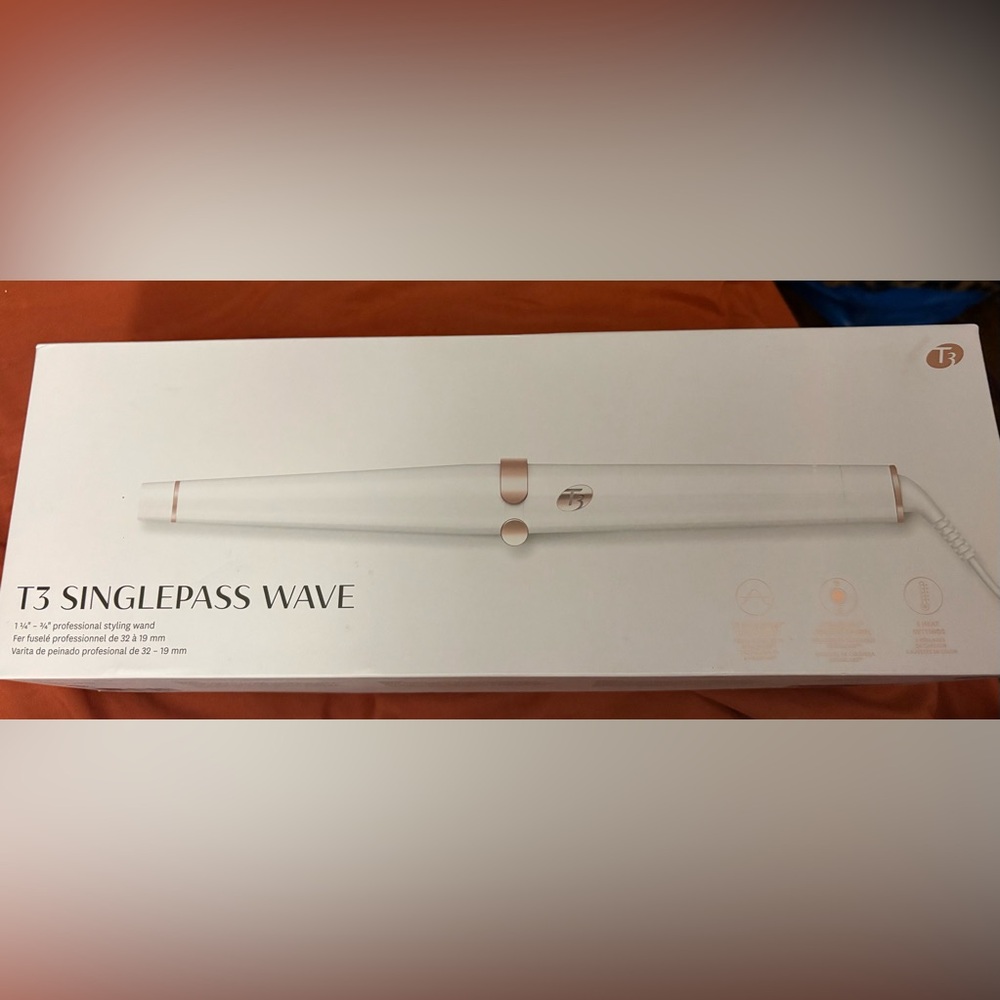 T3 Wave Ceramic Styling Iron in White with Rose Gold Accents